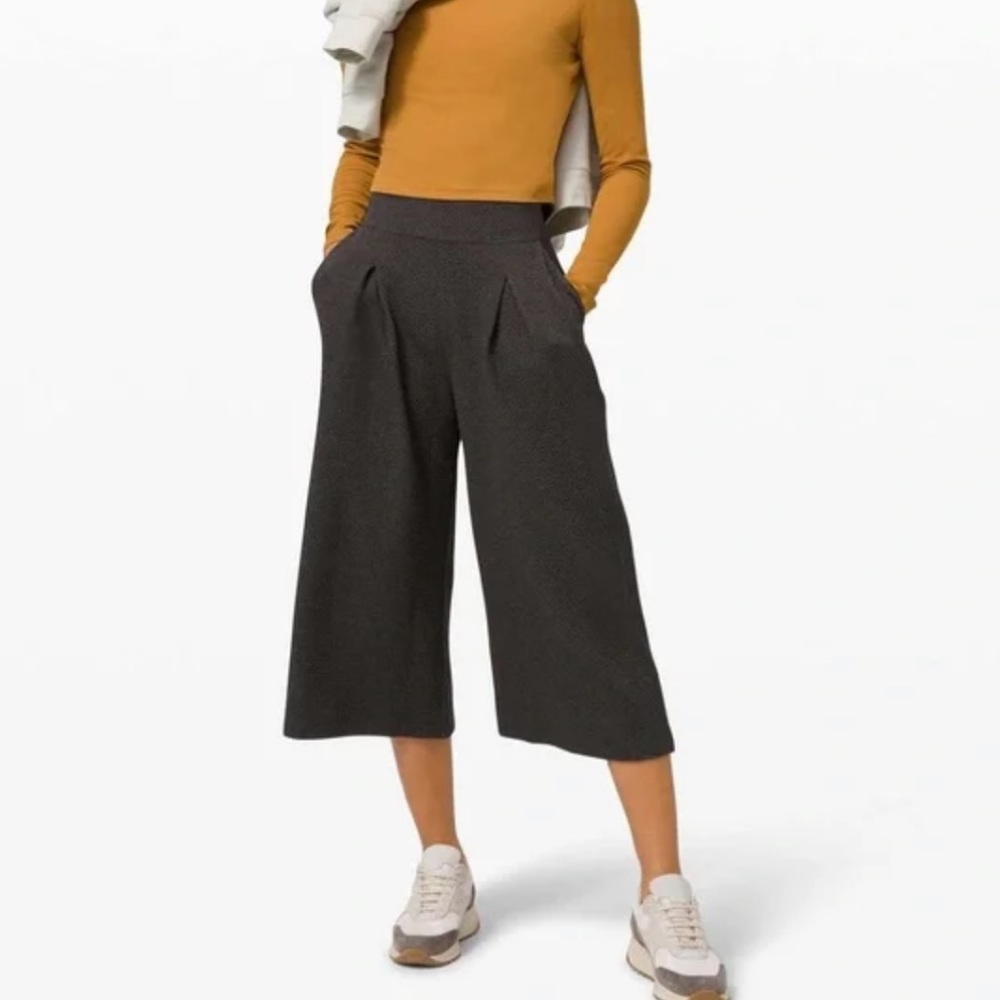 Lululemon pleated pants